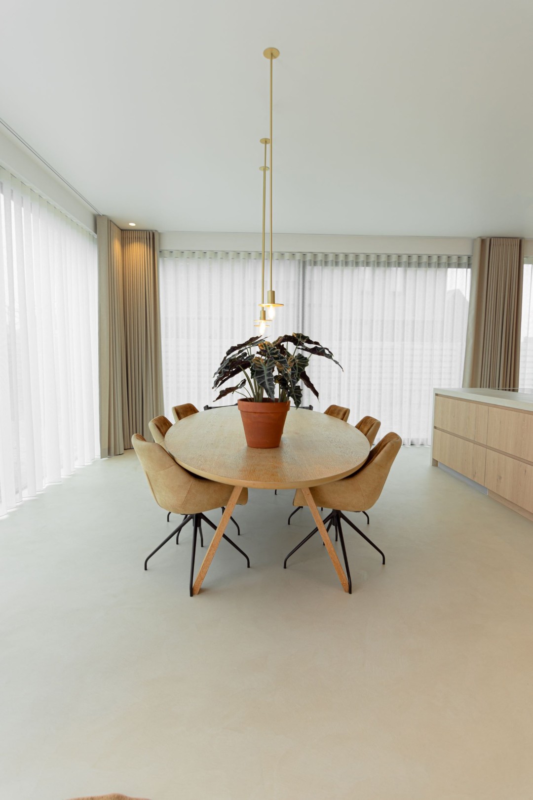 Lichte PU gietvloer in ruime eetkamer — naadloos en minimalistisch