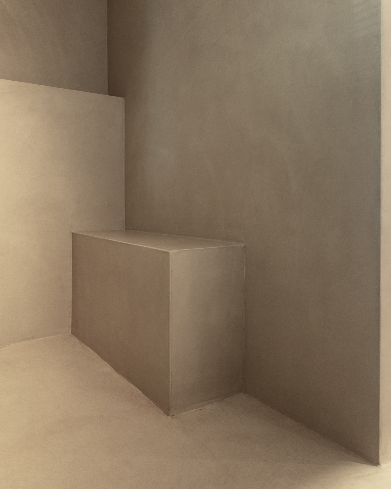 Strak plafond en wand afgewerkt met latex spuiten — minimalistisch