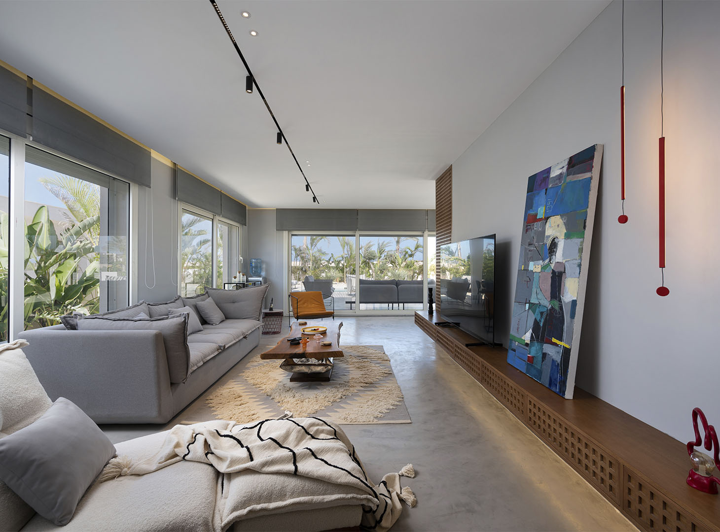 Naadloze microcement vloer in moderne woonkamer — betonlook microbeton