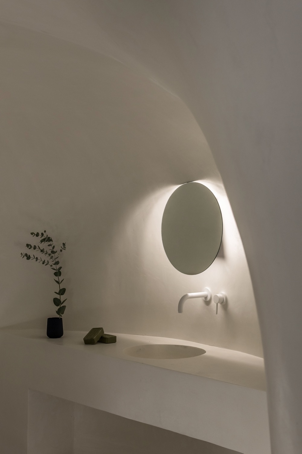 Stijlvoorbeeld tadelakt kalkstuc toilet met gewelfde wand